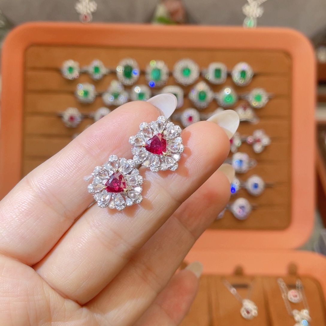 耳钉18K金镶嵌红宝石无烧2.02