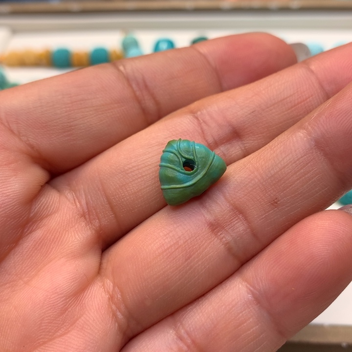 绿松石颈饰未镶嵌