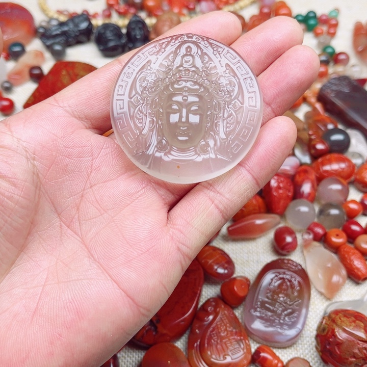 未镶嵌观音圆牌南红玛瑙