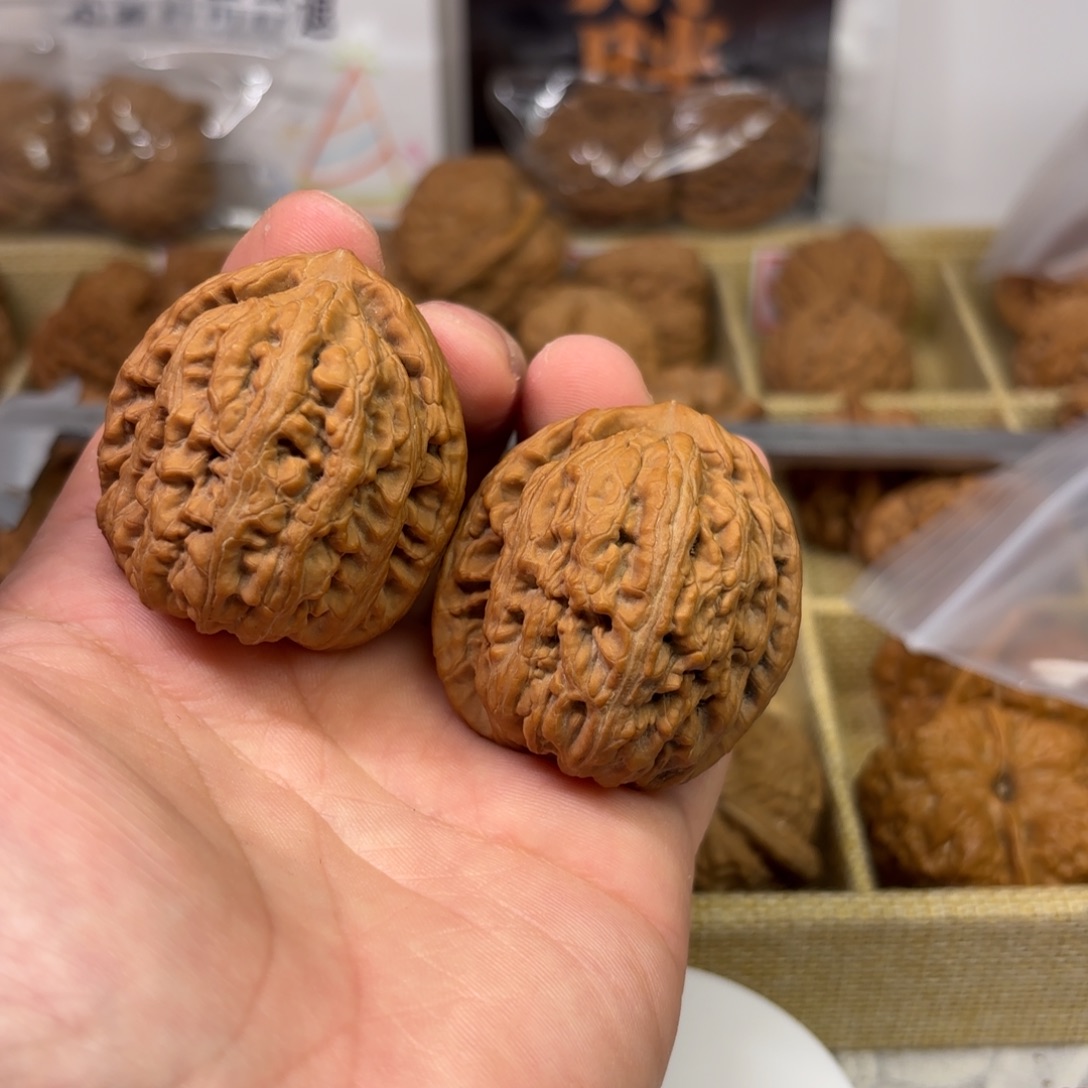 文玩核桃把件红锦鲤核桃