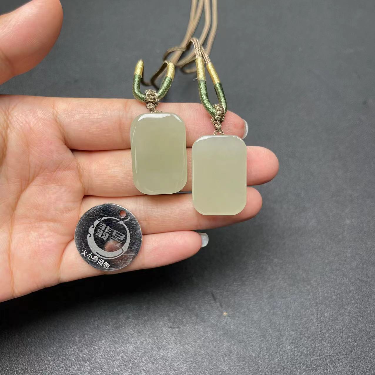 35554T01-4N6-528-和田玉吊坠绑绳-多样性发其一