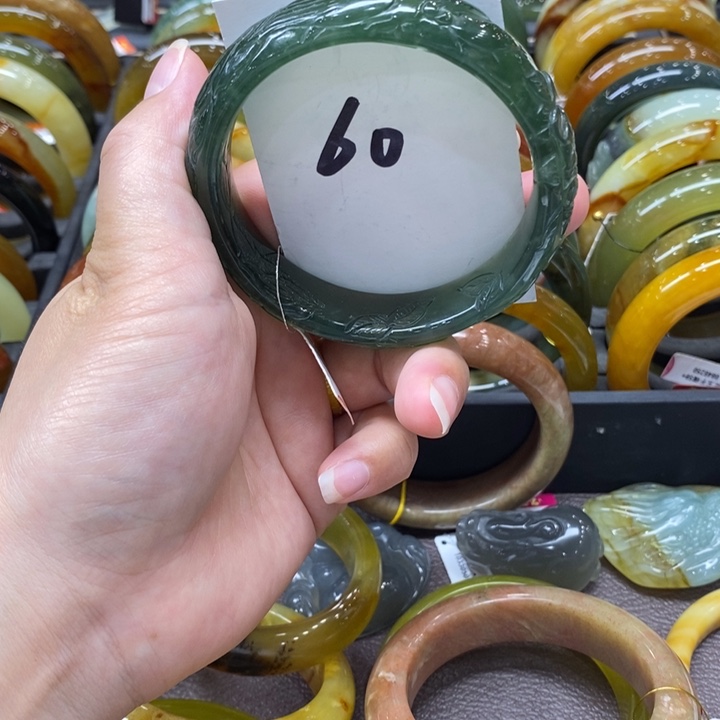 蛇纹石玉未镶嵌手镯