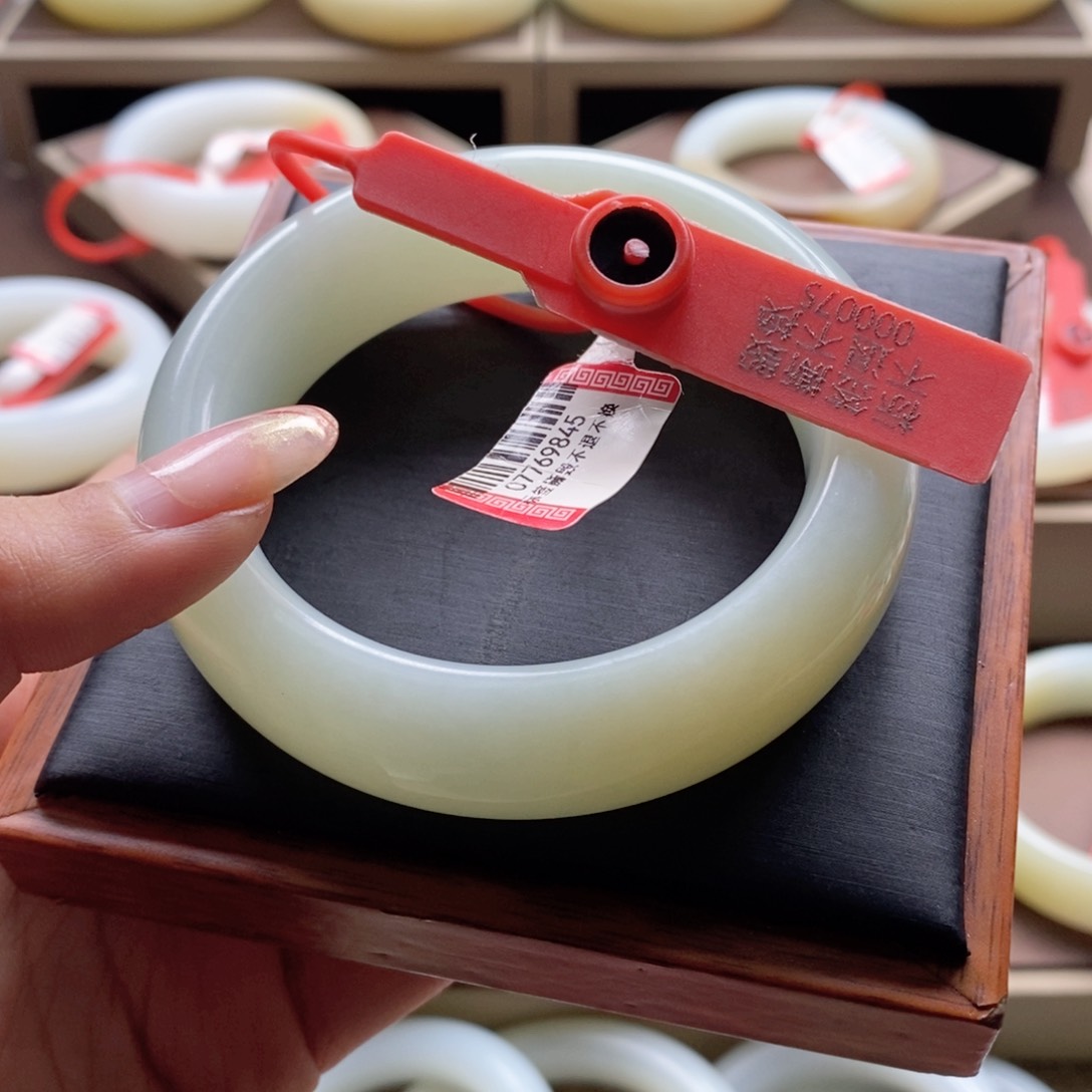 未镶嵌手镯和田玉昭**宇