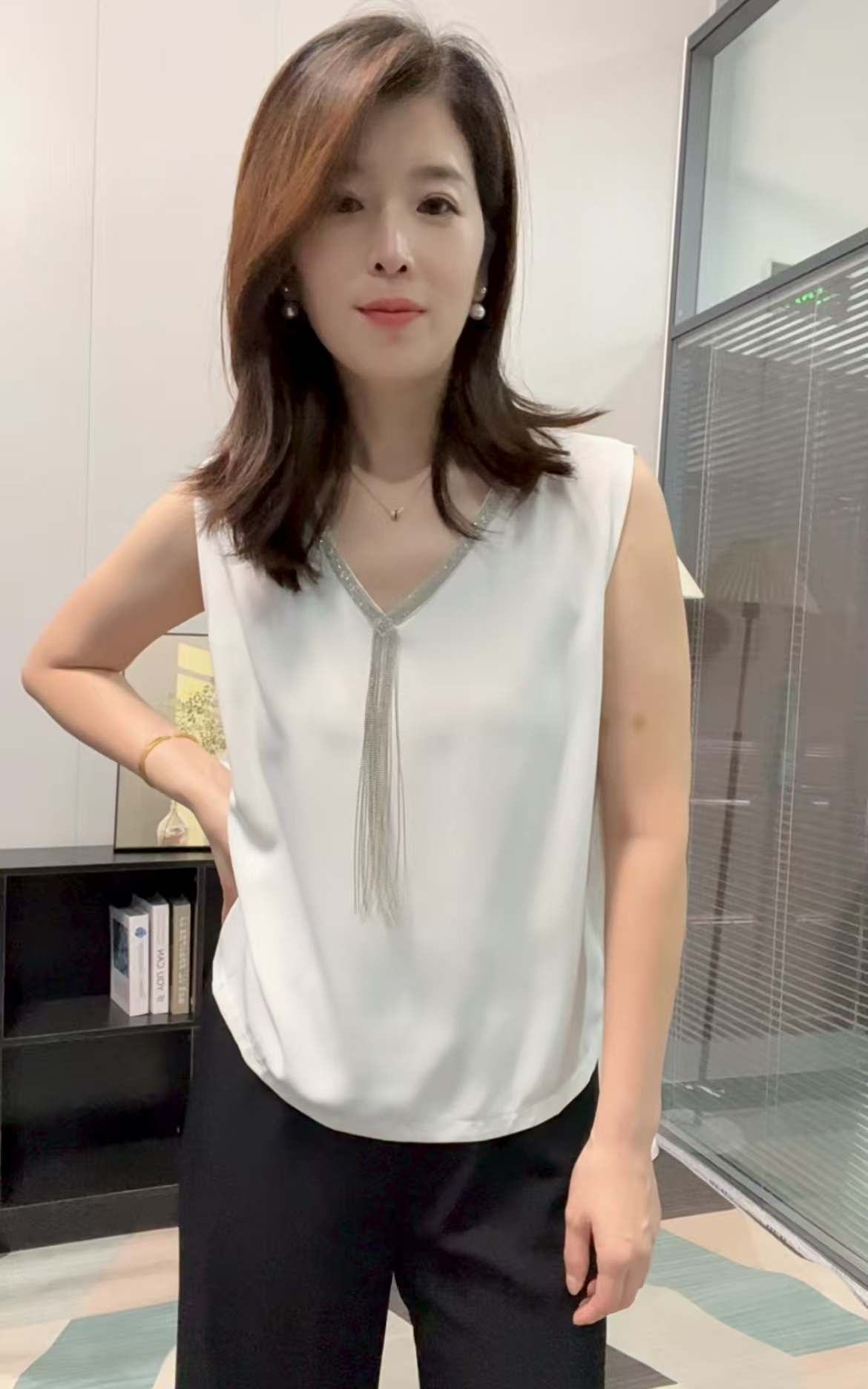 时尚纯色宽松型潮流通勤修身型轻职风吊带背心设计师