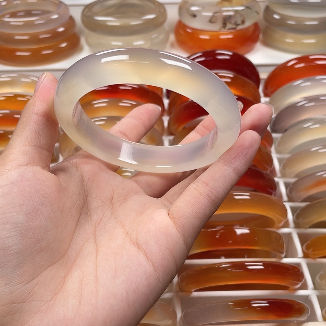 嫣***然玛瑙/玉髓手镯未镶嵌