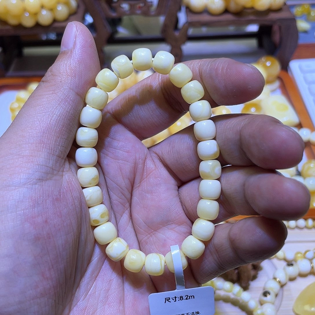 蜜蜡手串未镶嵌8.2mm真白真妖，大漏