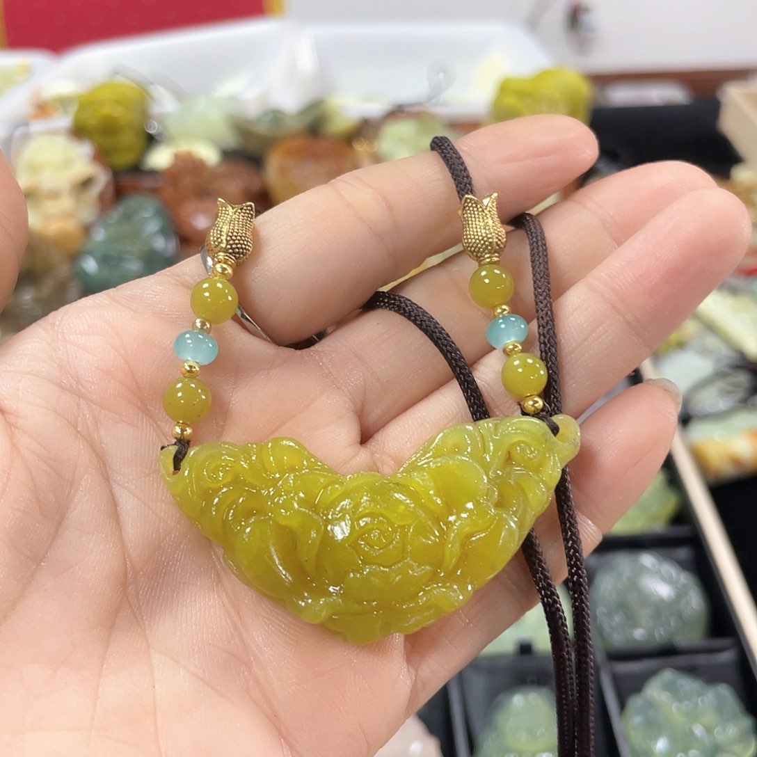 蛇纹石玉颈饰未镶嵌