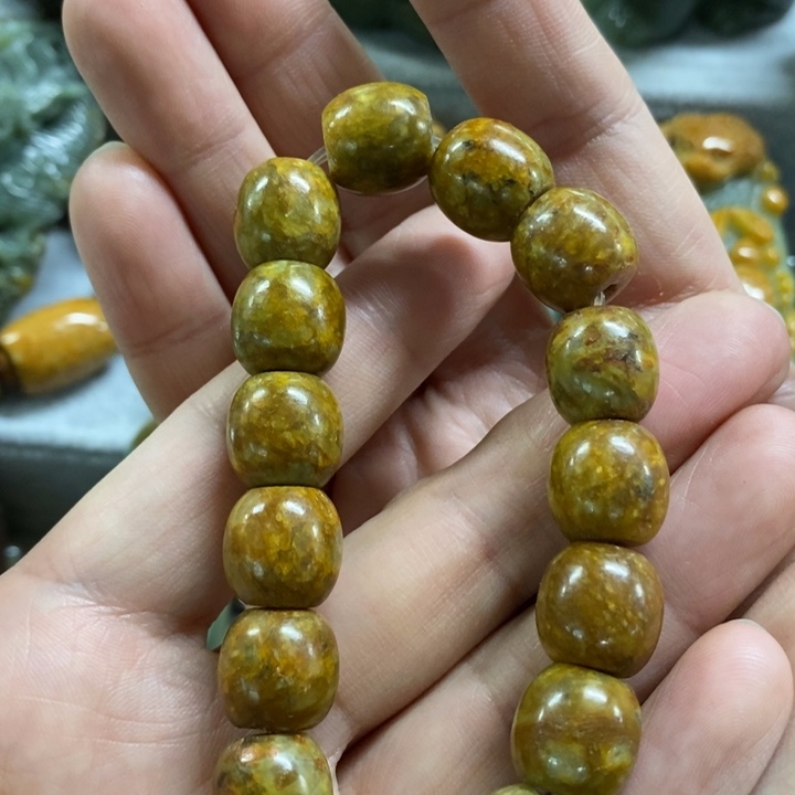 未镶嵌岫岩河磨玉（透闪石质玉）把件