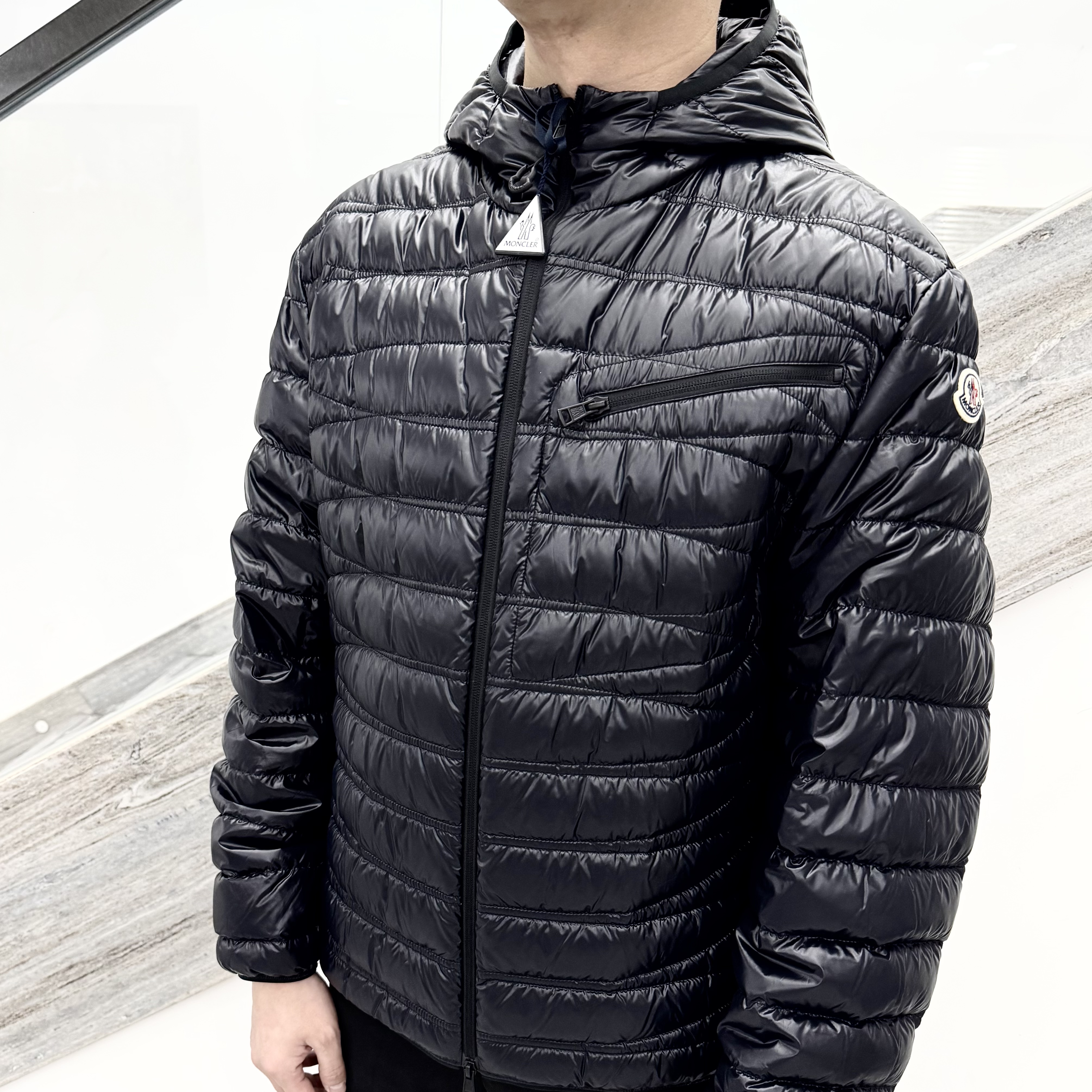 未使用 MONCLER 蒙口LEVANTER胸前口袋连帽薄款羽绒服黑色 男