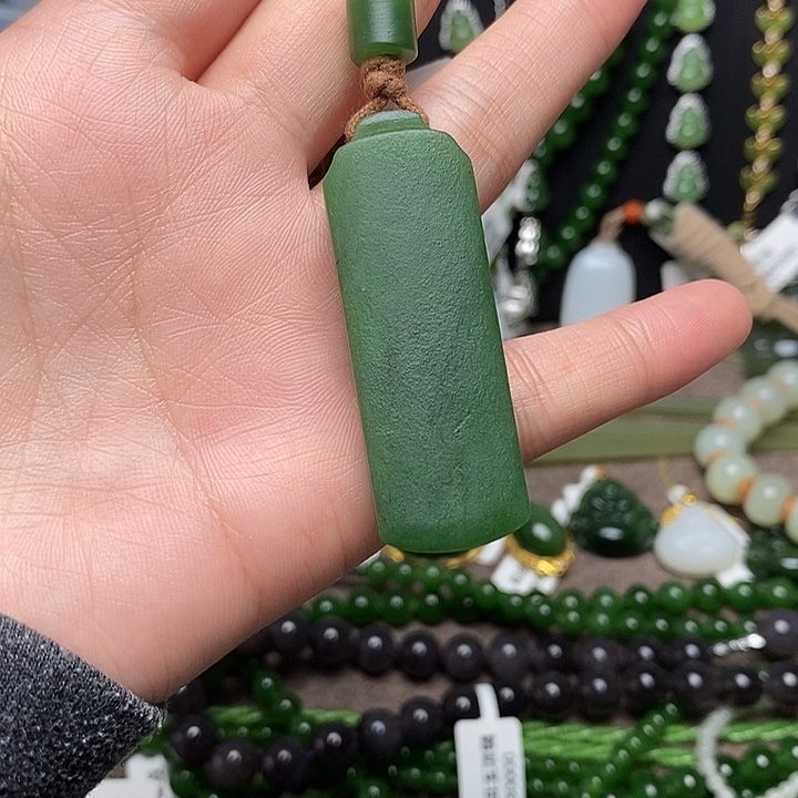 婷***婷和田玉未镶嵌颈饰