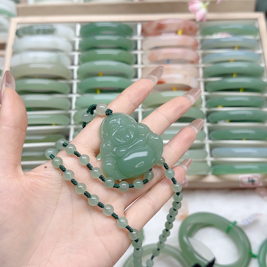 石英质玉手镯未镶嵌吃****动