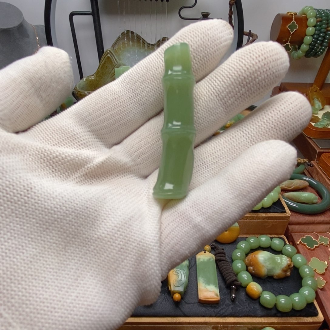 岫岩老玉（透闪石质玉）吊坠未镶嵌