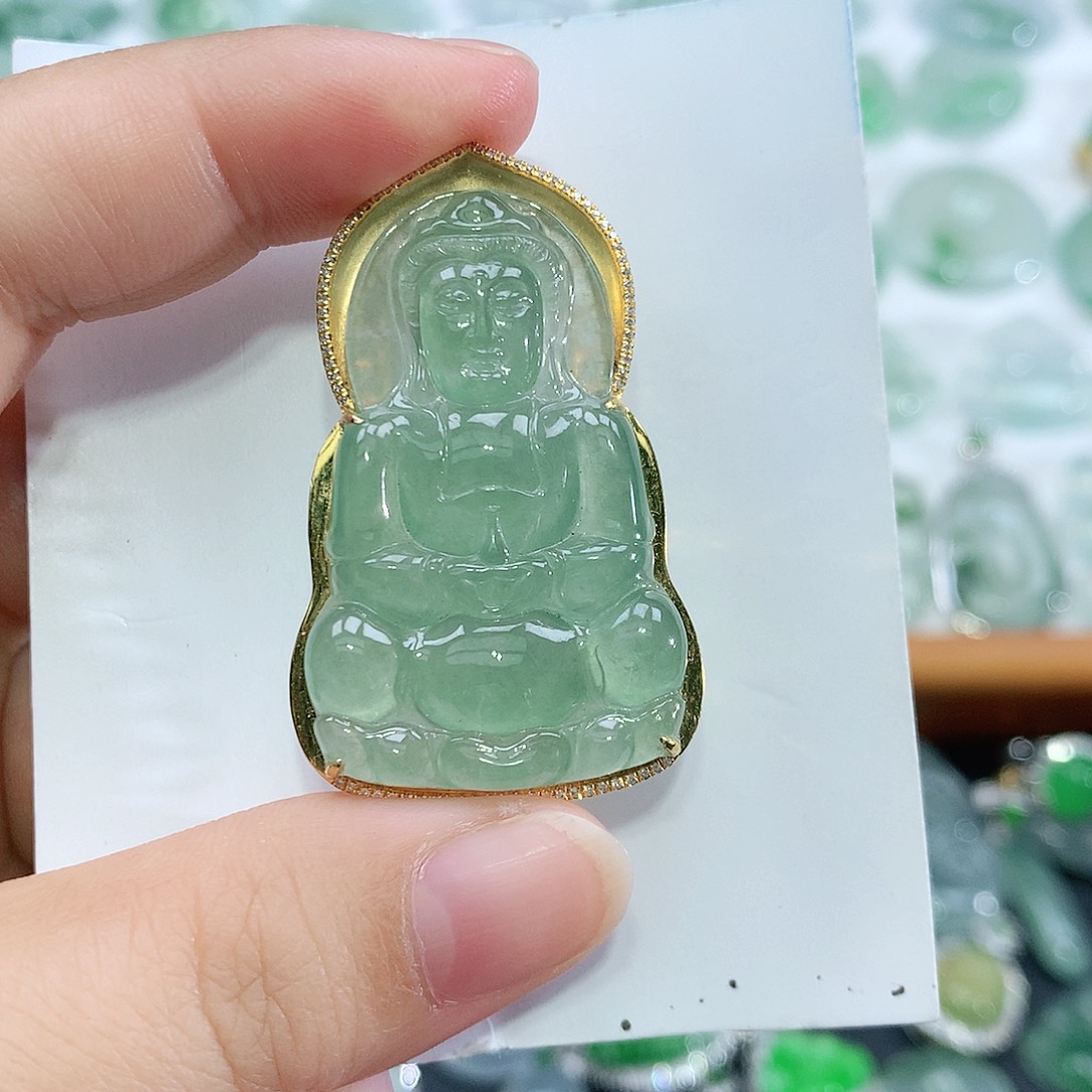 翡翠18K金镶嵌颈饰观音