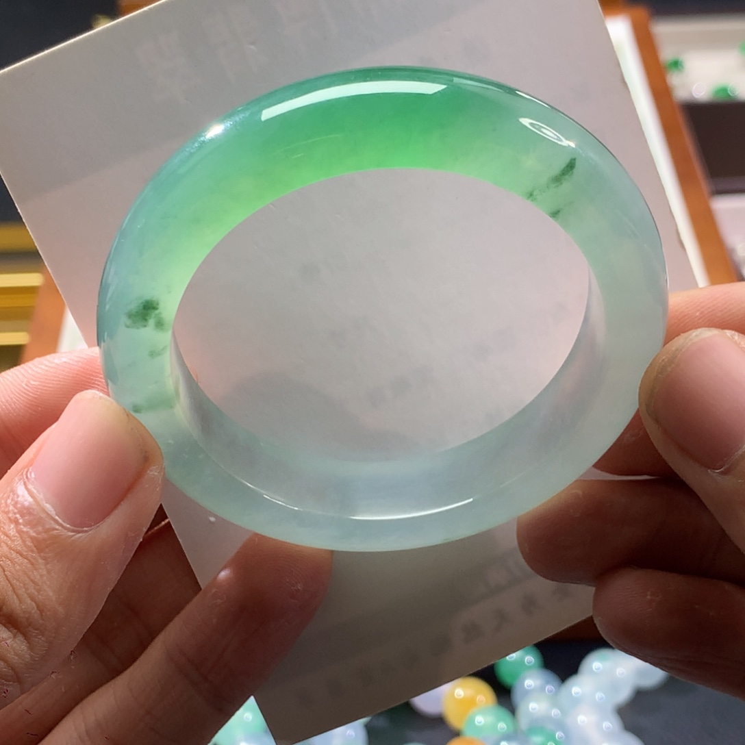 翡翠手镯未镶嵌正圈