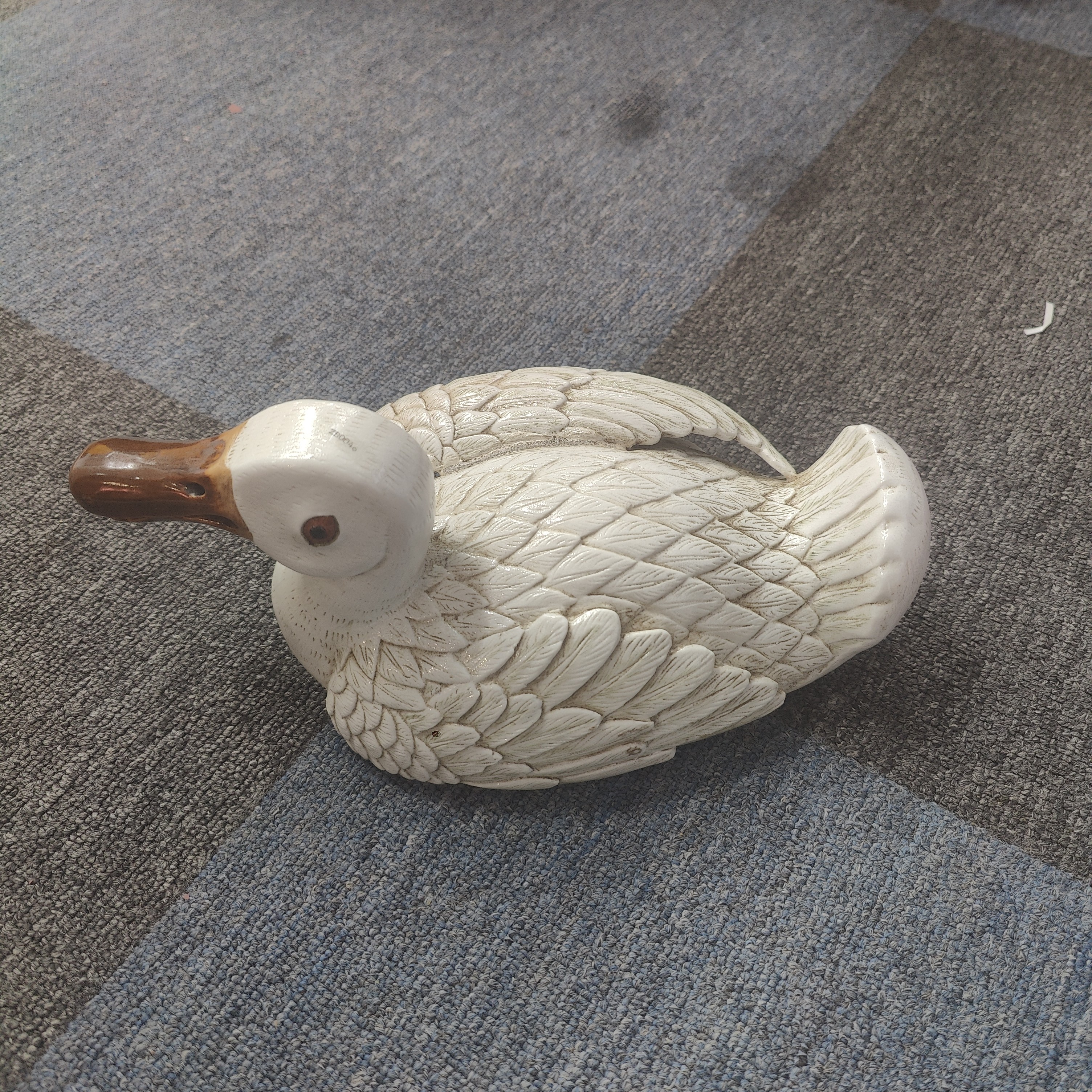 古陶瓷白釉雕刻鸭子