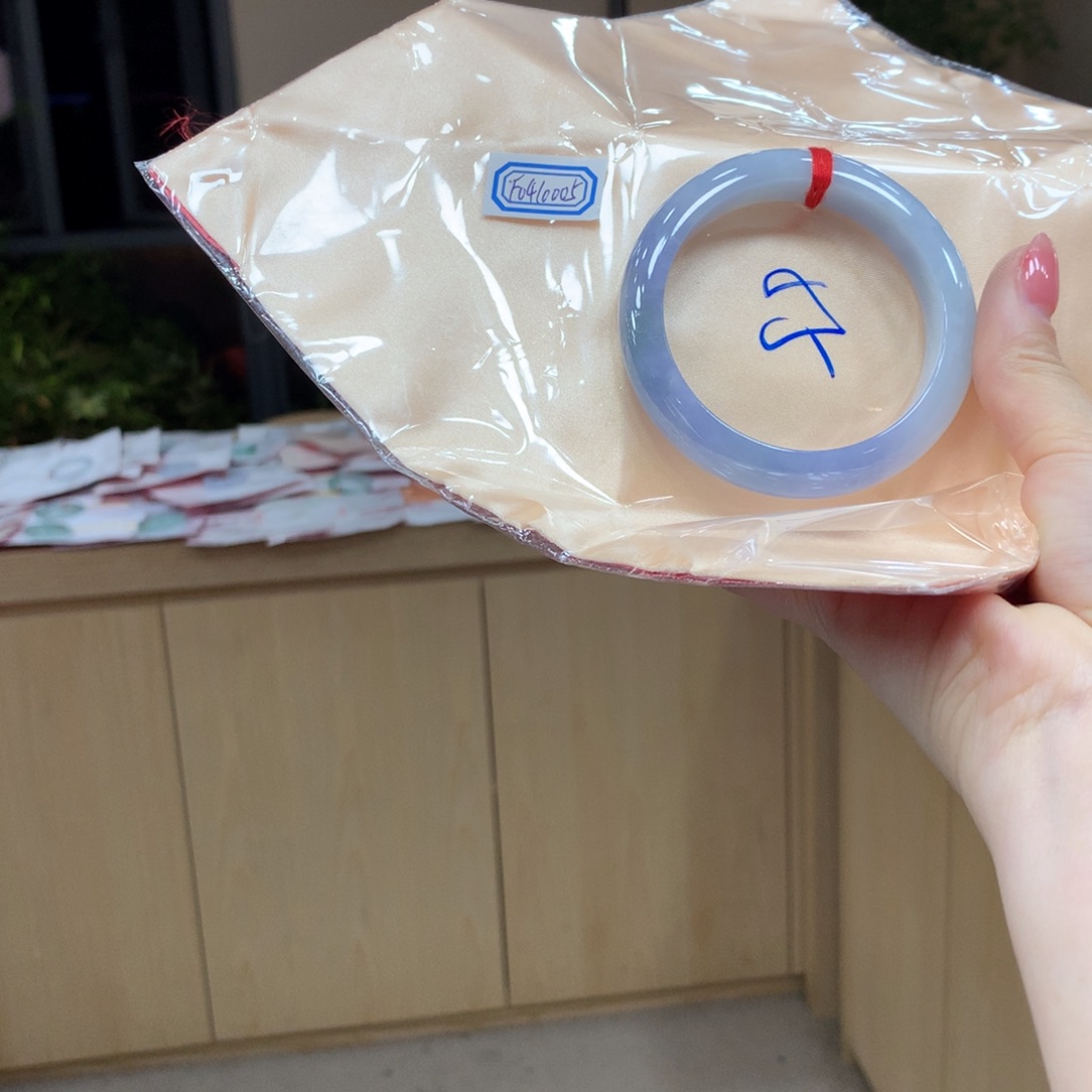 翡翠手镯未镶嵌不退不换