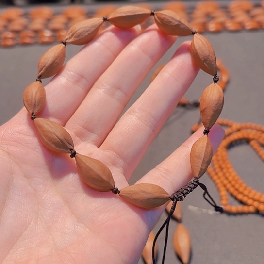 0.9小金瓜子手串11粒款
