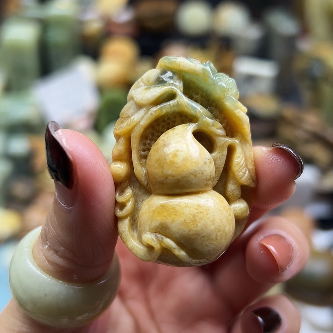 岫玉未镶嵌颈饰花玉葫芦