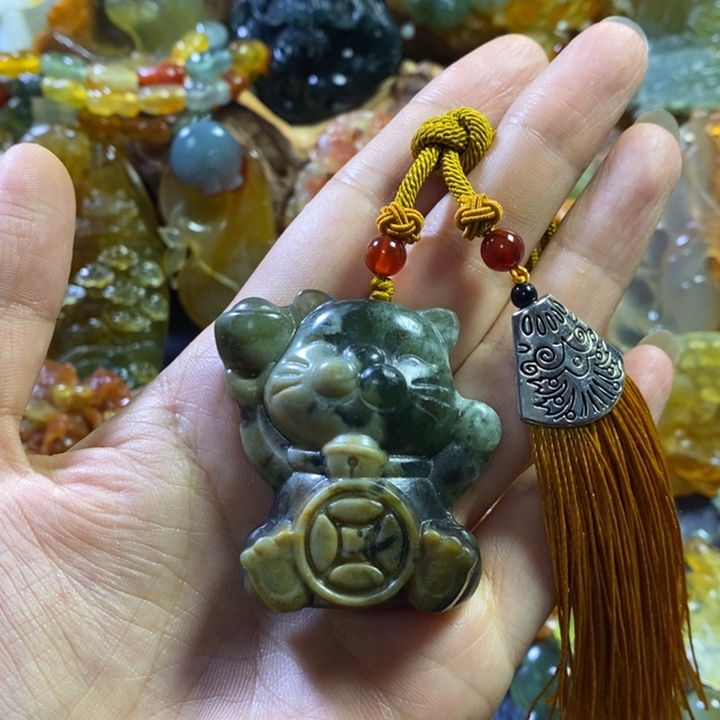 蛇纹石玉未镶嵌颈饰