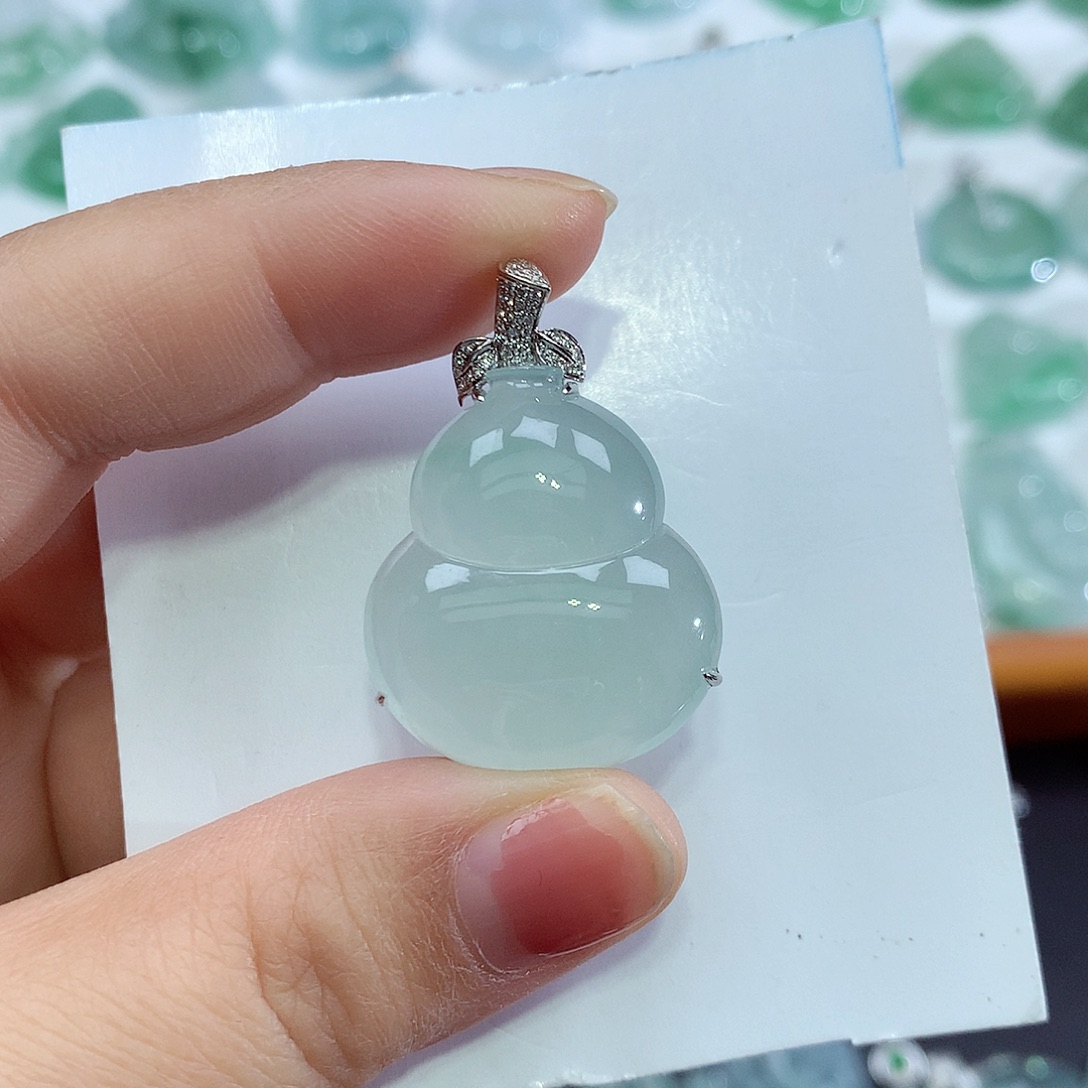 翡翠18K金镶嵌颈饰葫芦