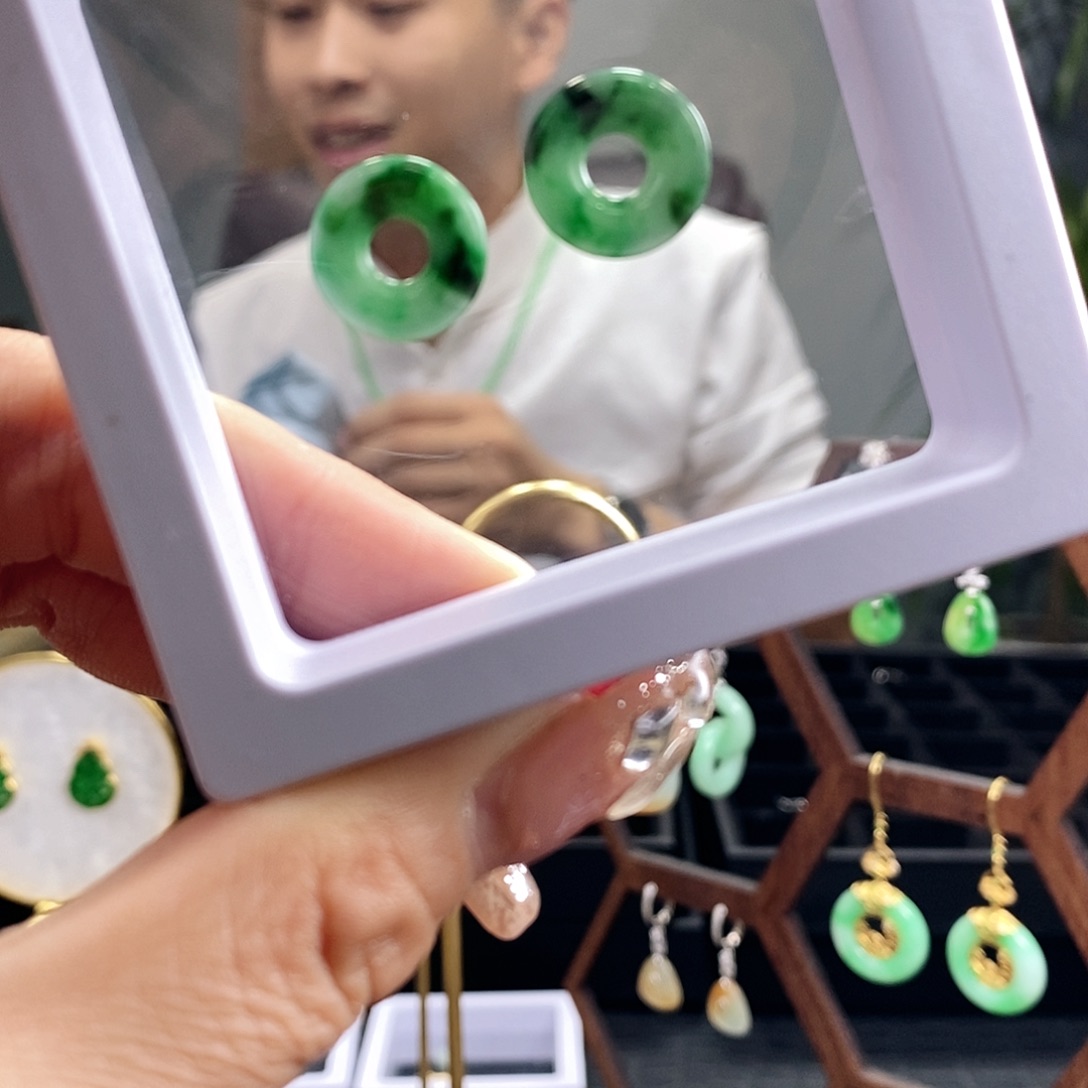 翡翠耳饰未镶嵌翡翠