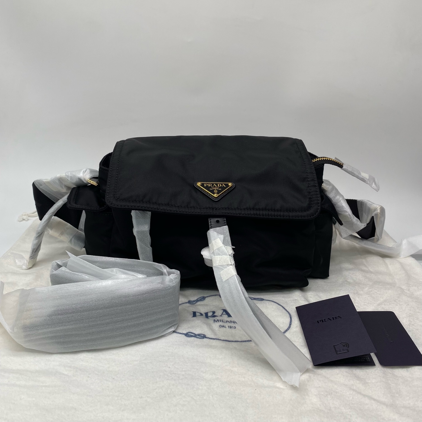 未使用 Prada/普拉达 黑色新款尼龙邮差包中号单肩斜挎dx7285