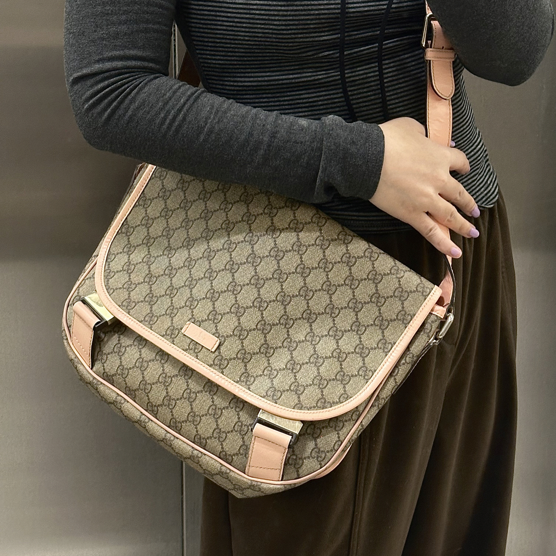 95新 GUCCI/古驰 古驰老花邮差粉肩带斜挎包