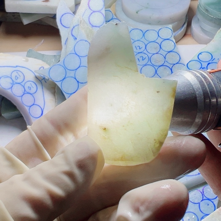 翡翠颈饰未镶嵌翡翠片料