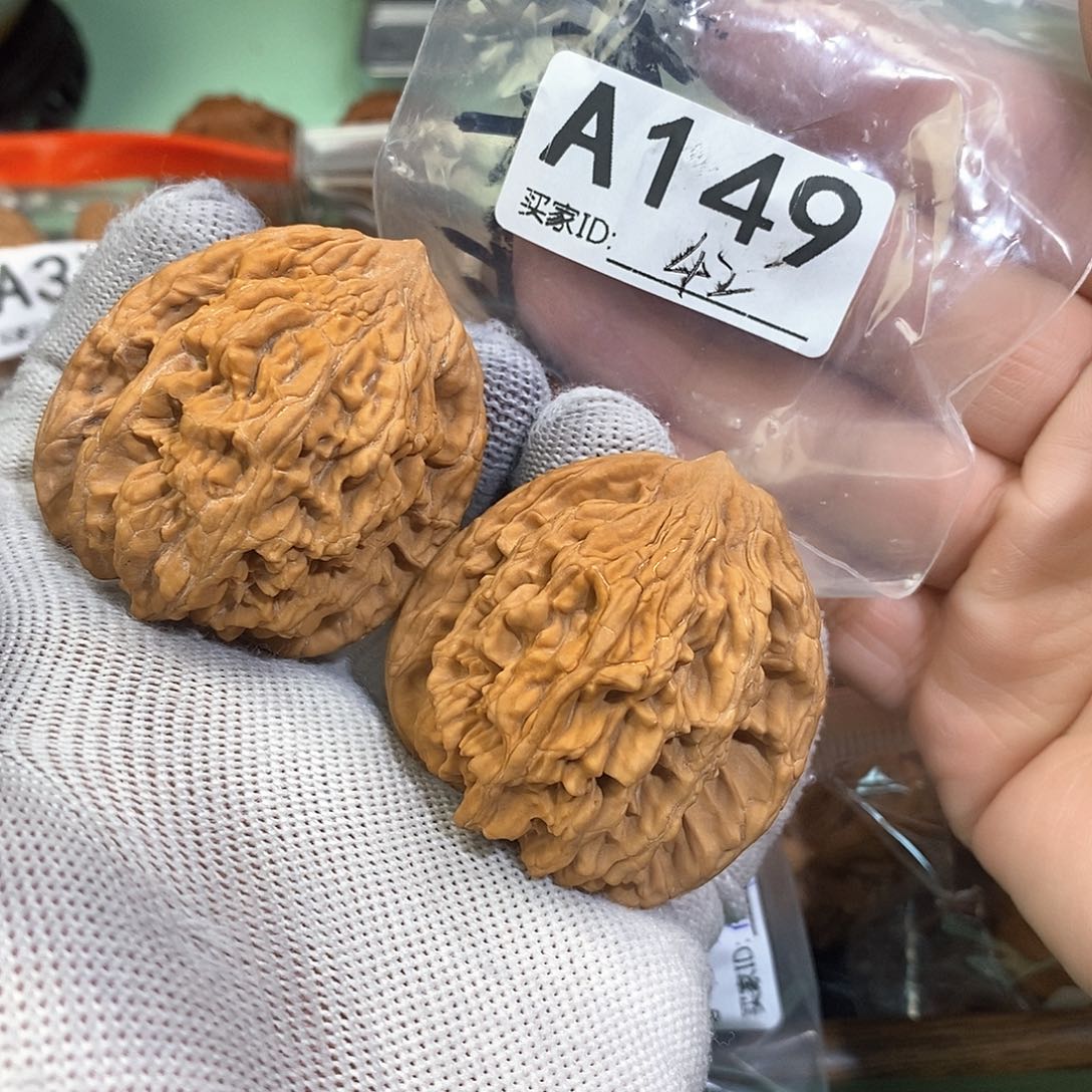 桃核把件虎头44尺。      