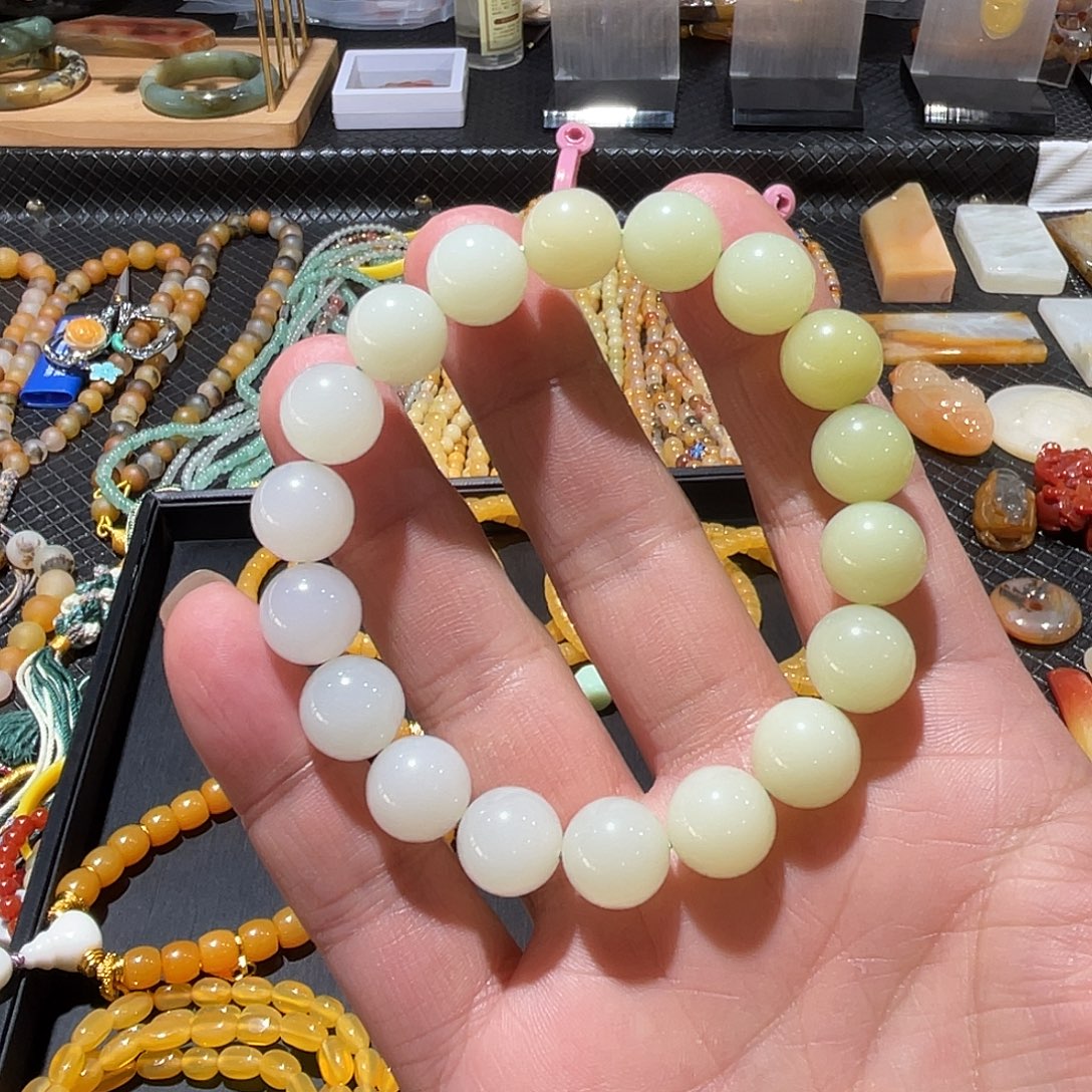 石英质玉（黄龙玉）未镶嵌颈饰