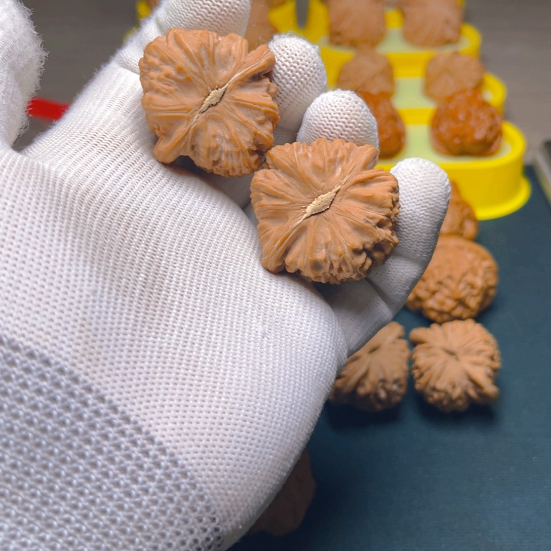 文玩核桃把件三角白38