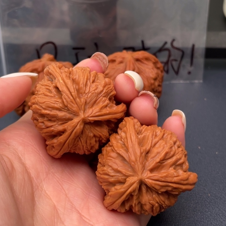 哭***手文玩核桃吊坠白狮子