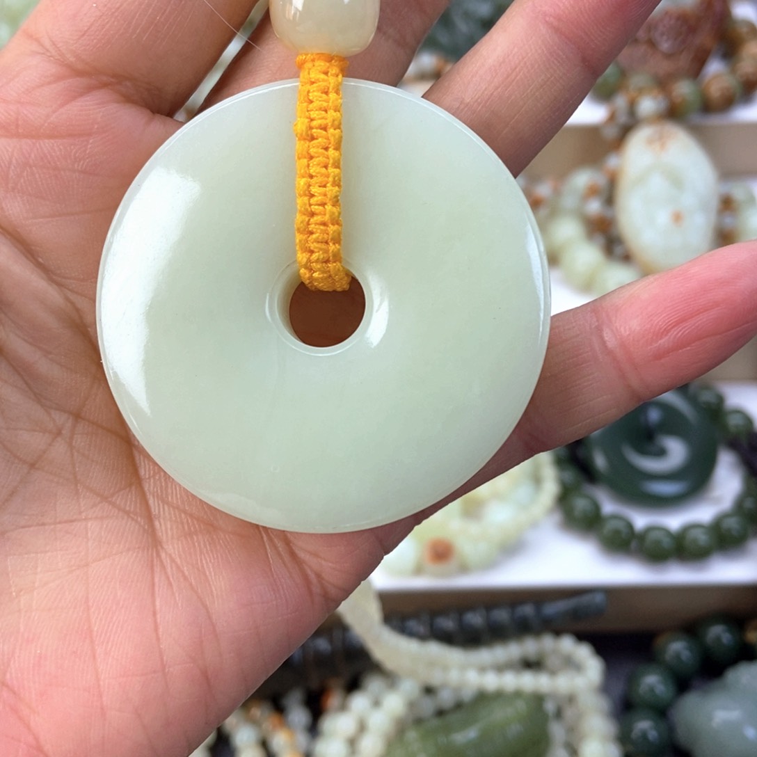 透闪石质玉挂件未镶嵌