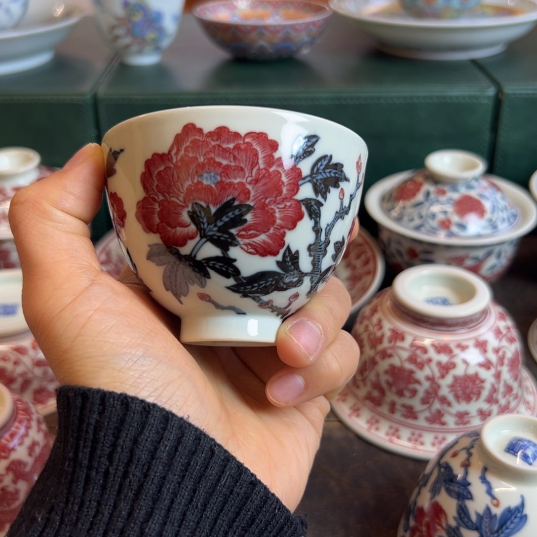 H正绎堂黑金釉里红牡丹鸡心杯