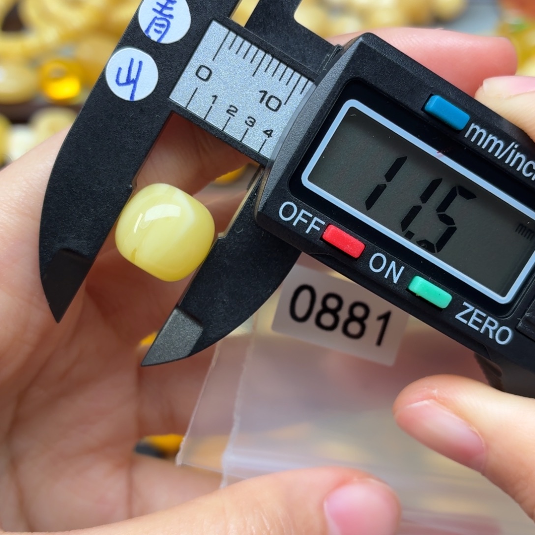 劉***峯蜜蜡未镶嵌裸石蜜蜡