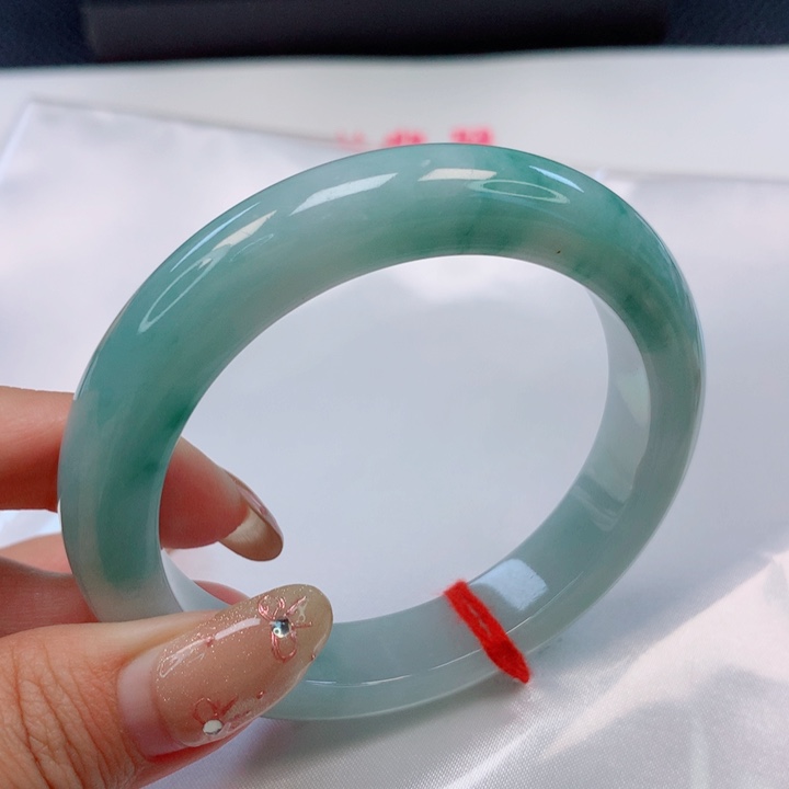 翡翠手镯未镶嵌54圈