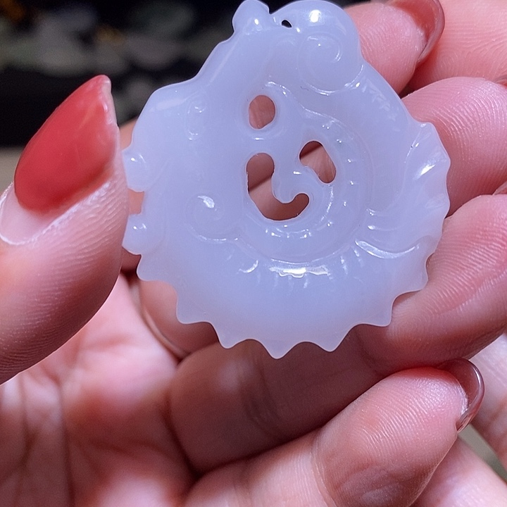 翡翠未镶嵌颈饰鱼化龙
