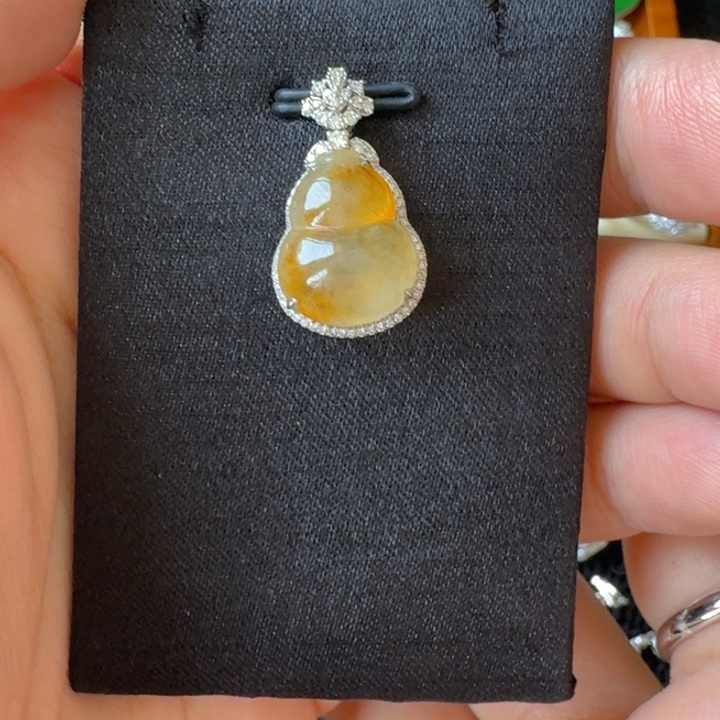 翡翠18K金镶嵌颈饰吊坠