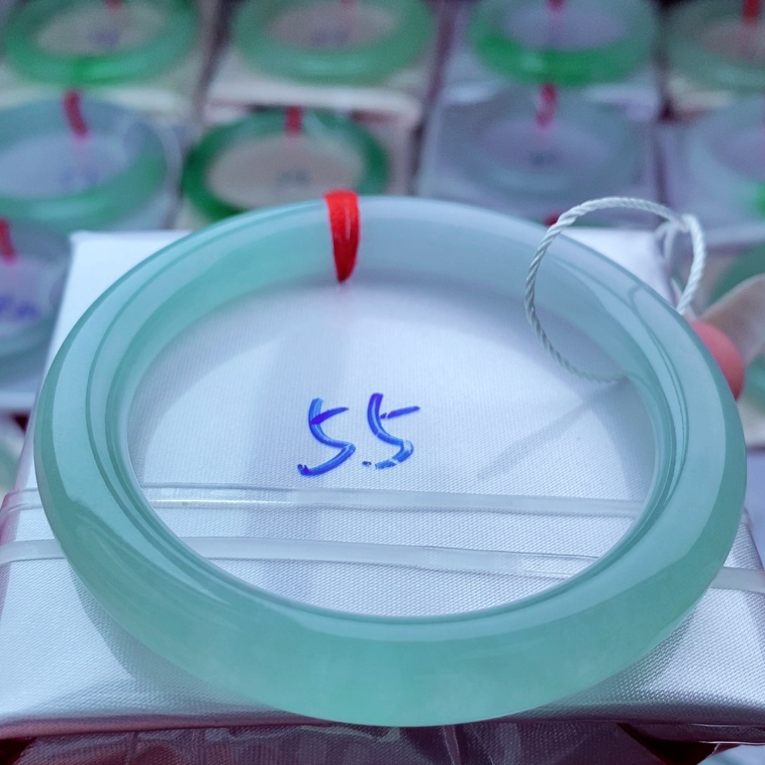 翡翠手镯（圆镯）未镶嵌266冰种起光天空蓝圆条