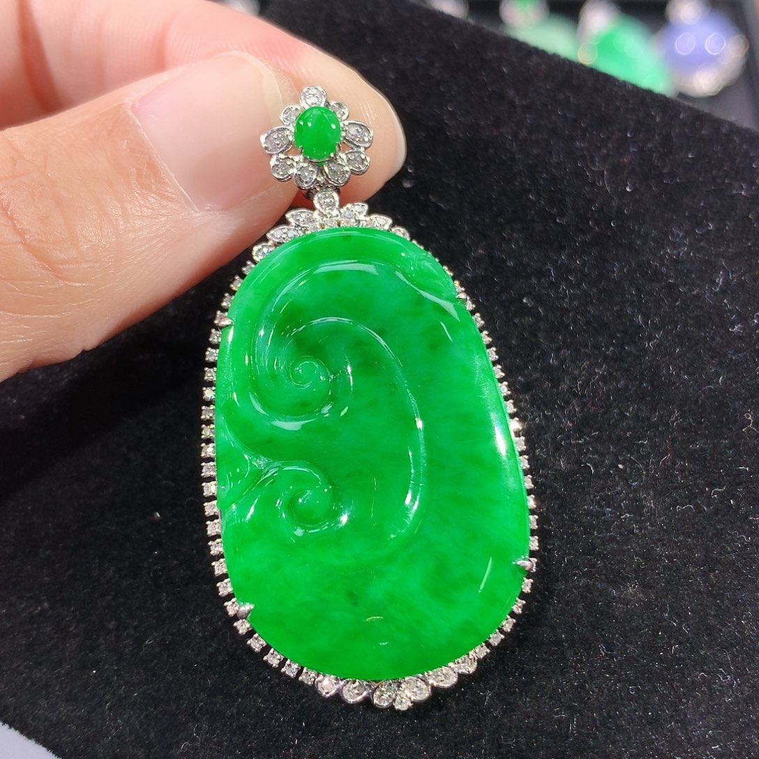 翡翠18K金镶嵌颈饰