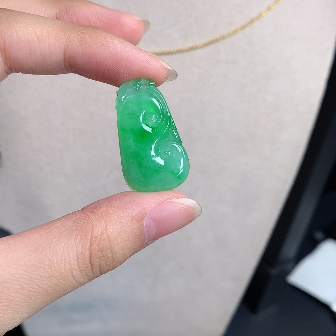 翡翠裸石缅甸天然A货翡翠阳绿如意