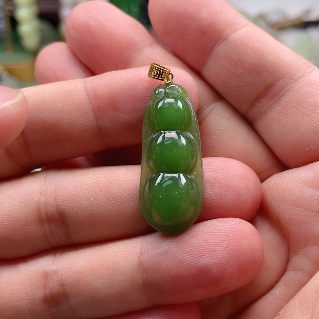 颈饰18K金镶嵌和田玉（碧玉）