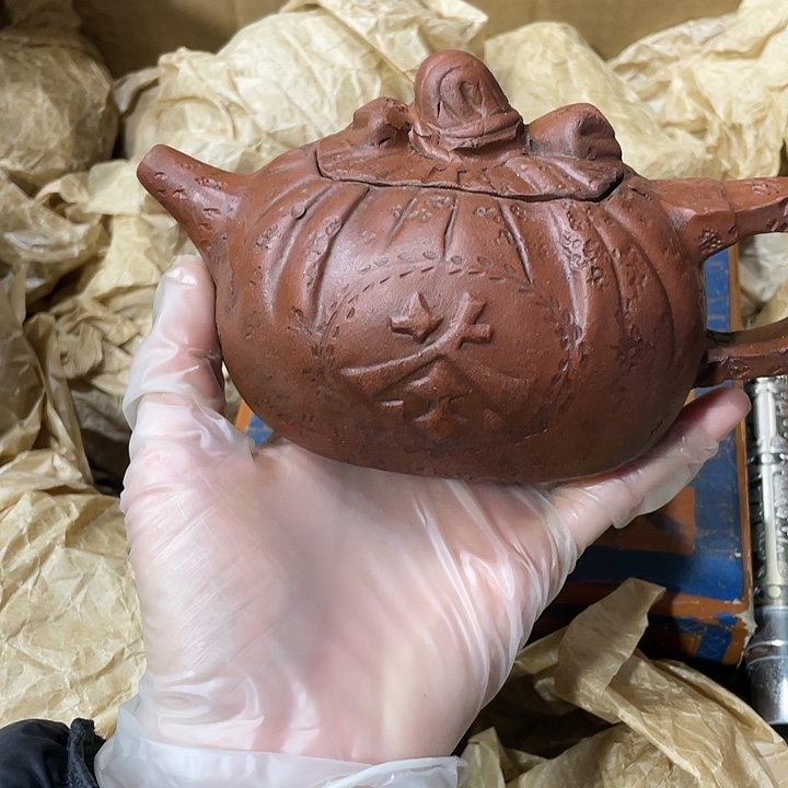 茶壶紫砂原矿泥料，手工制作的一把紫砂壶。