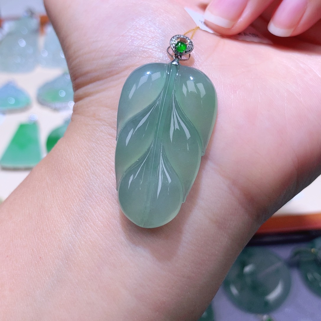 颈饰18K金镶嵌翡翠叶子