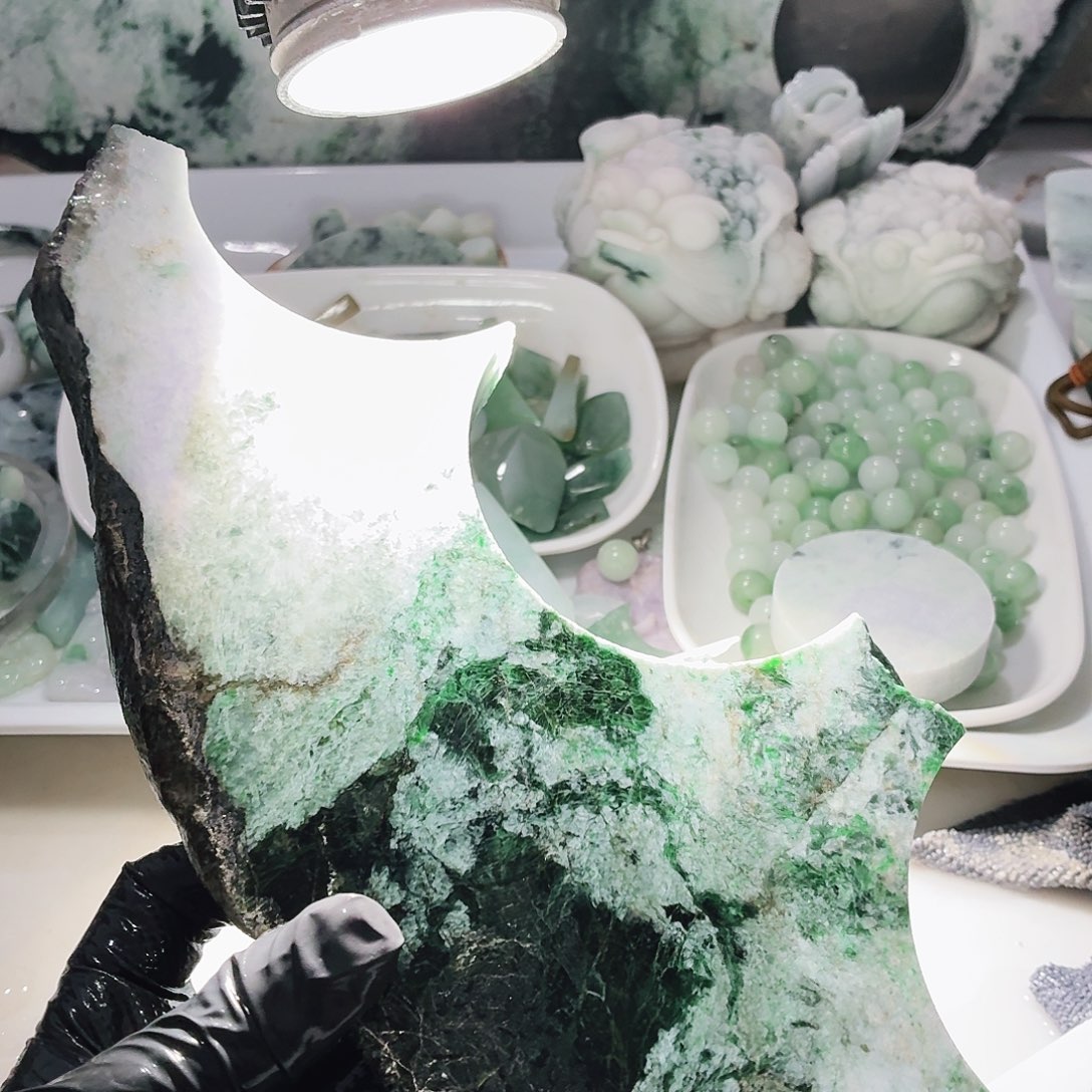 翡翠未镶嵌颈饰边角料