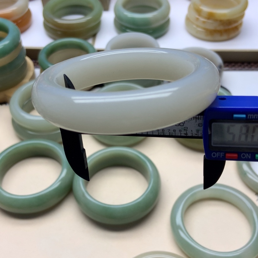 【闪购商品】未镶嵌手镯石英岩玉