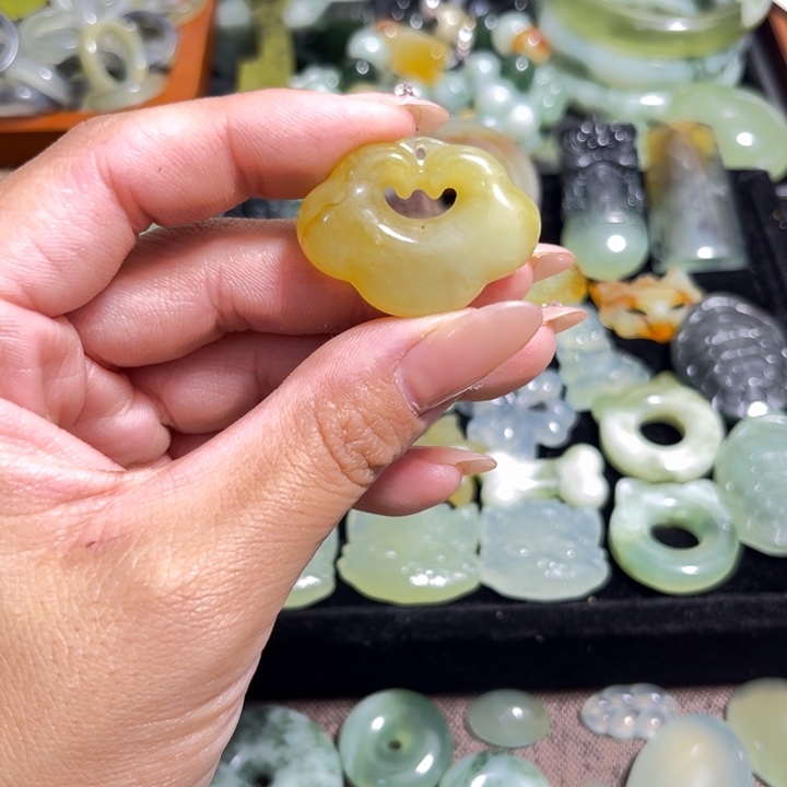 合金蛇纹石玉颈饰