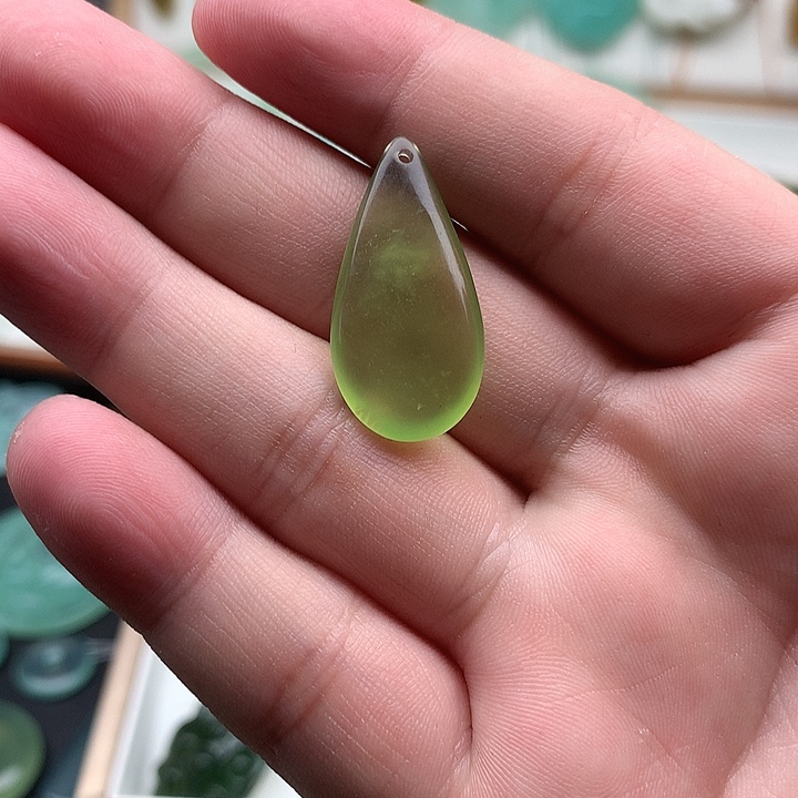 岫玉未镶嵌颈饰水滴
