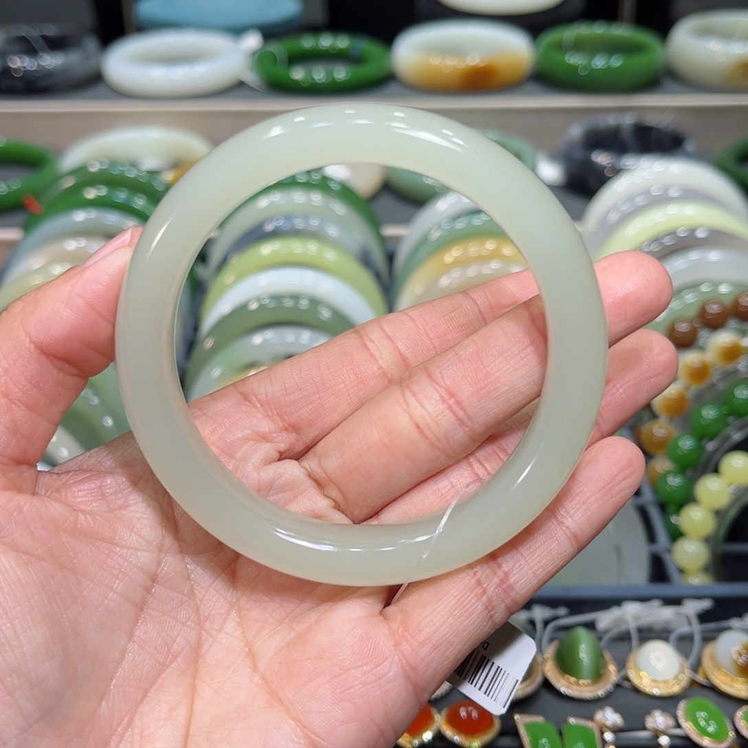 和田玉58圈口高冰晴水手镯未镶嵌昂**妞