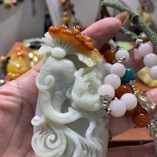 蛇纹石玉未镶嵌颈饰